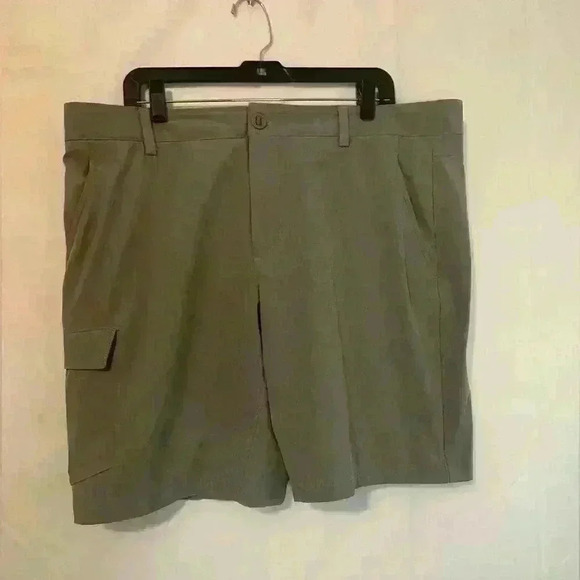 Under Armour Dry‎ Fit Men's Green Shorts Size 40 Loose HeatGear Ultimate Comfort - Picture 1 of 6